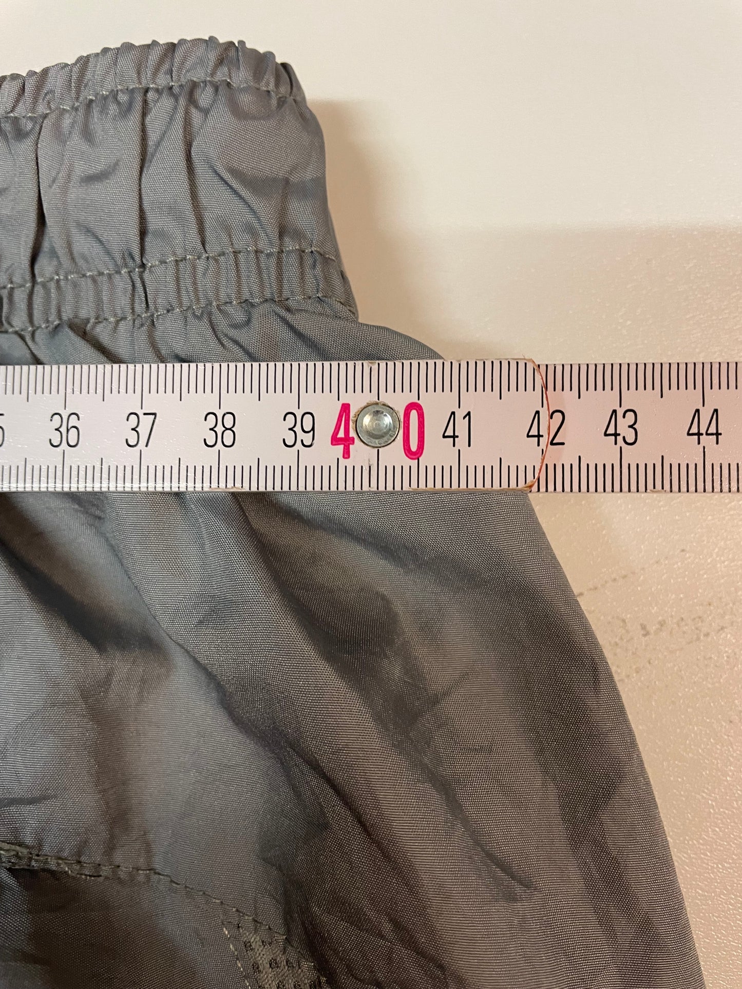 Entdecke unsere Vintage Track Pants von Nike und anderen Marken, erhältlich bei Valuxery.de - Dein Shop für trendige Vintage - Kleidung. Unsere Track Pants sind aus hochwertigen Materialien und