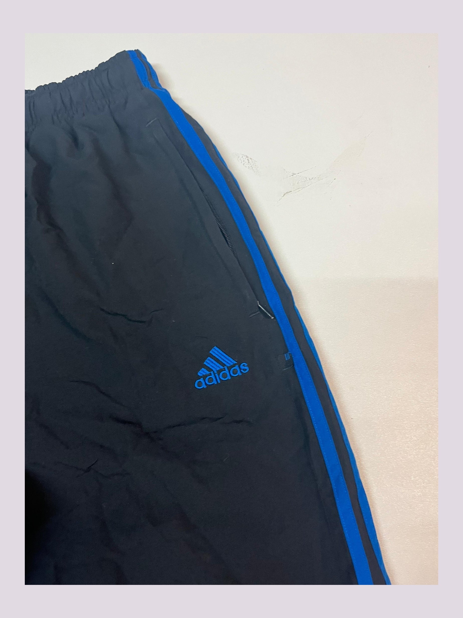 Entdecke unsere Vintage Track Pants von Nike und anderen Marken, erhältlich bei Valuxery.de - Dein Shop für trendige Vintage - Kleidung. Unsere Track Pants sind aus hochwertigen Materialien und