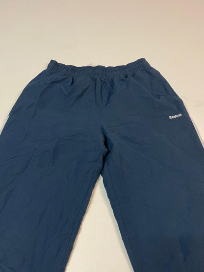 Entdecke unsere Vintage Track Pants von Nike und anderen Marken, erhältlich bei Valuxery.de - Dein Shop für trendige Vintage - Kleidung. Unsere Track Pants sind aus hochwertigen Materialien und