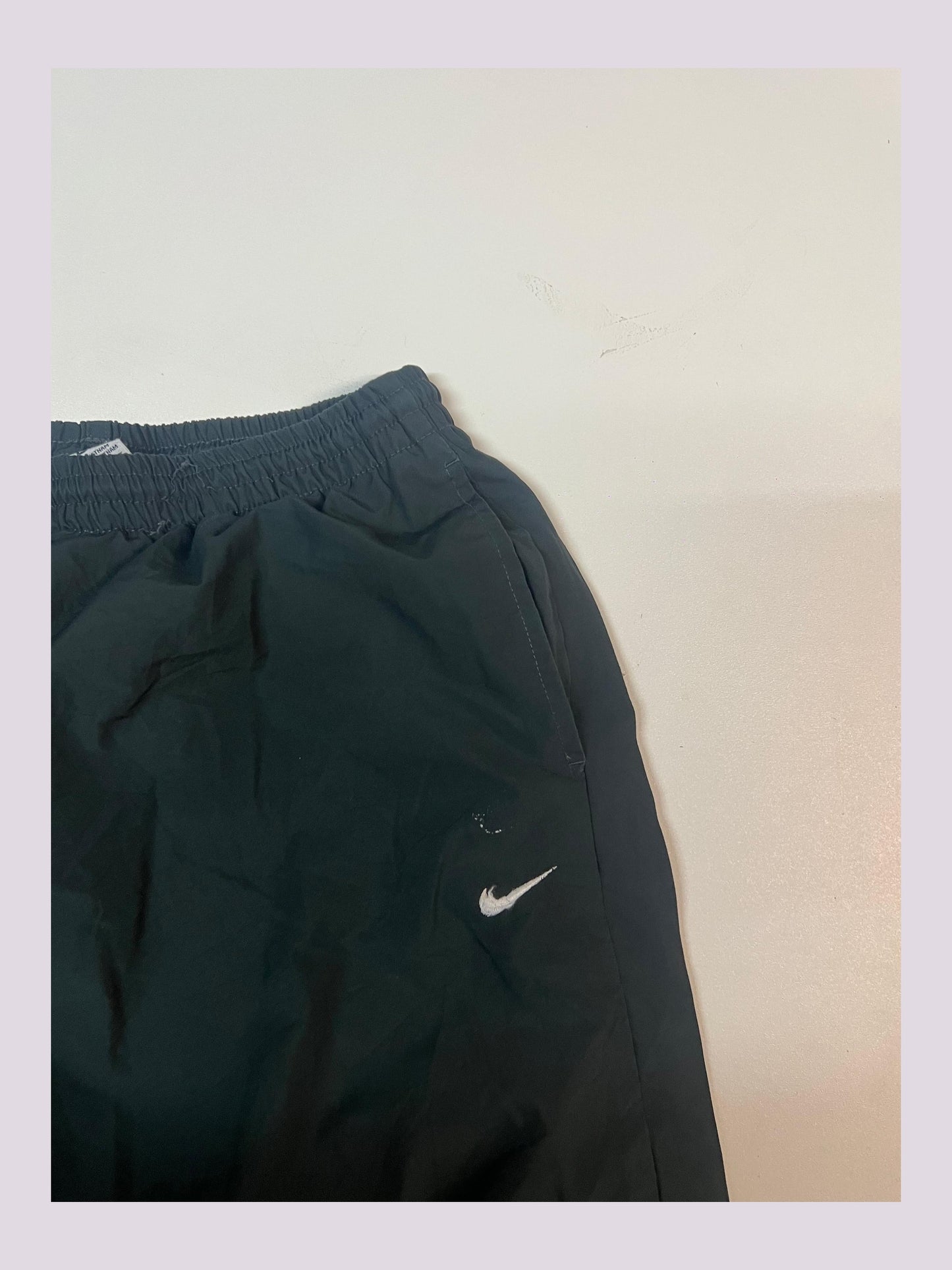 Entdecke unsere Vintage Track Pants von Nike und anderen Marken, erhältlich bei Valuxery.de - Dein Shop für trendige Vintage - Kleidung. Unsere Track Pants sind aus hochwertigen Materialien und