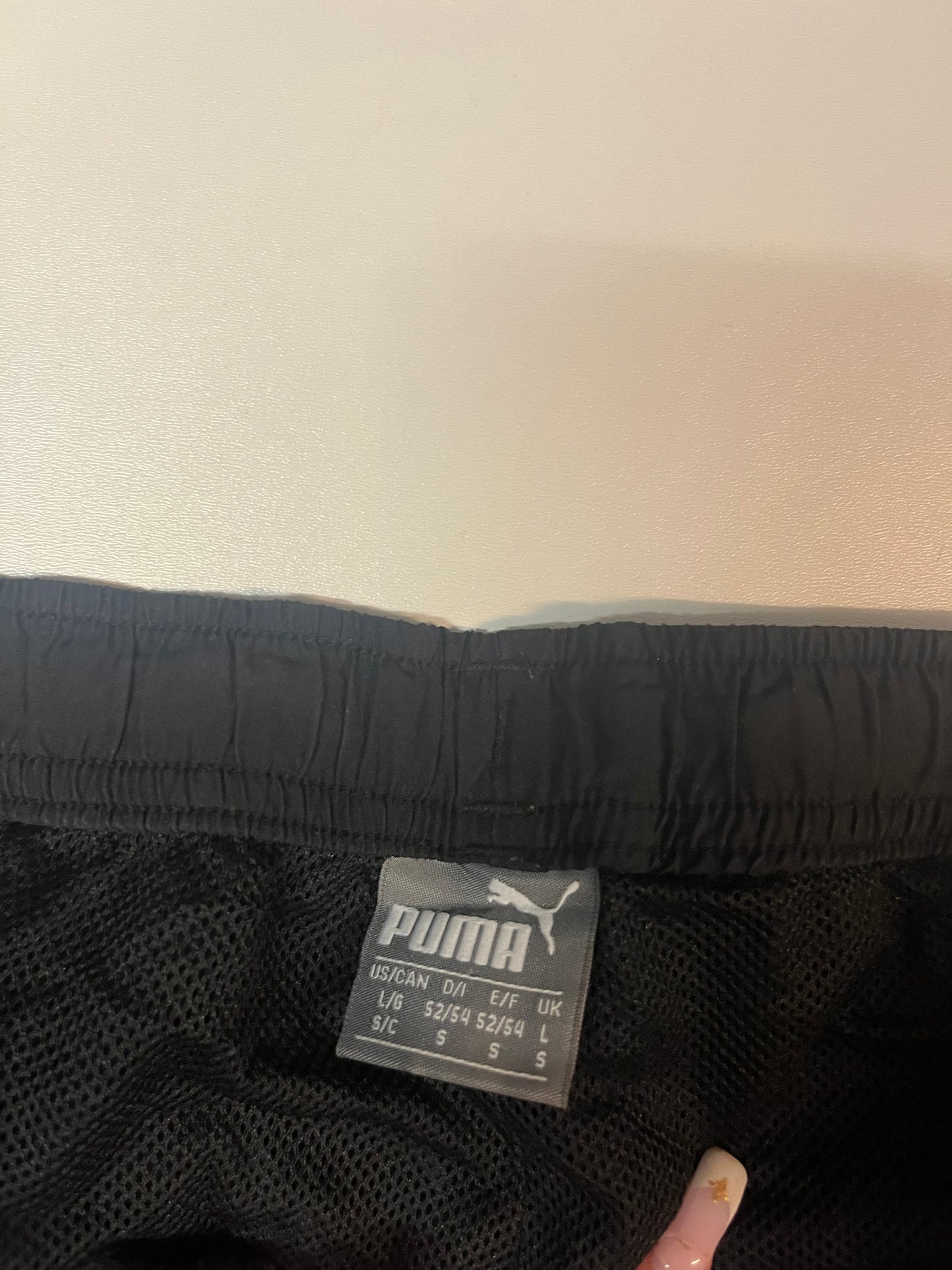 Entdecke unsere Vintage Track Pants von Nike und anderen Marken, erhältlich bei Valuxery.de - Dein Shop für trendige Vintage - Kleidung. Unsere Track Pants sind aus hochwertigen Materialien und