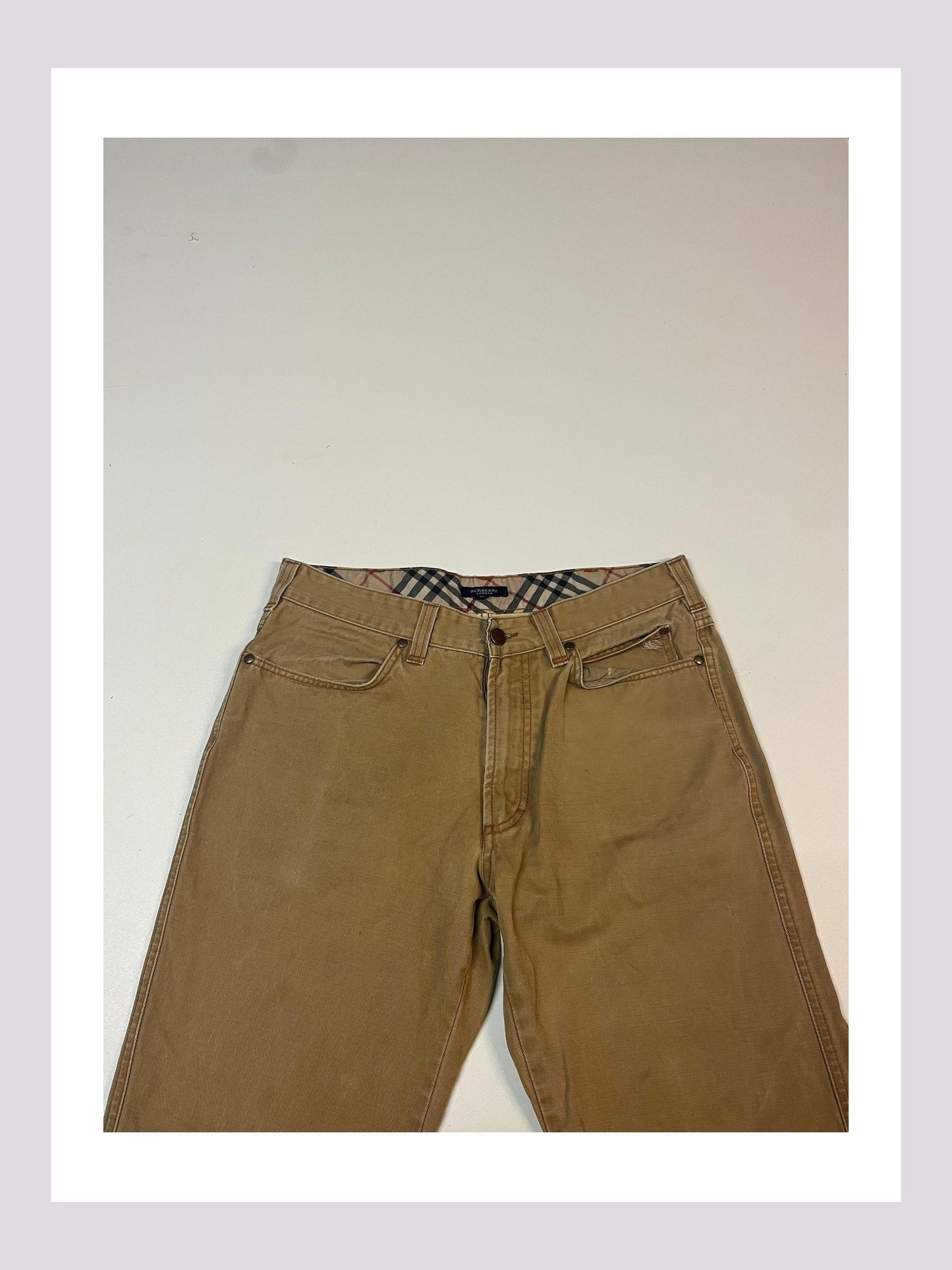 Entdecke unsere Vintage Track Pants von Nike und anderen Marken, erhältlich bei Valuxery.de - Dein Shop für trendige Vintage - Kleidung. Unsere Track Pants sind aus hochwertigen Materialien und