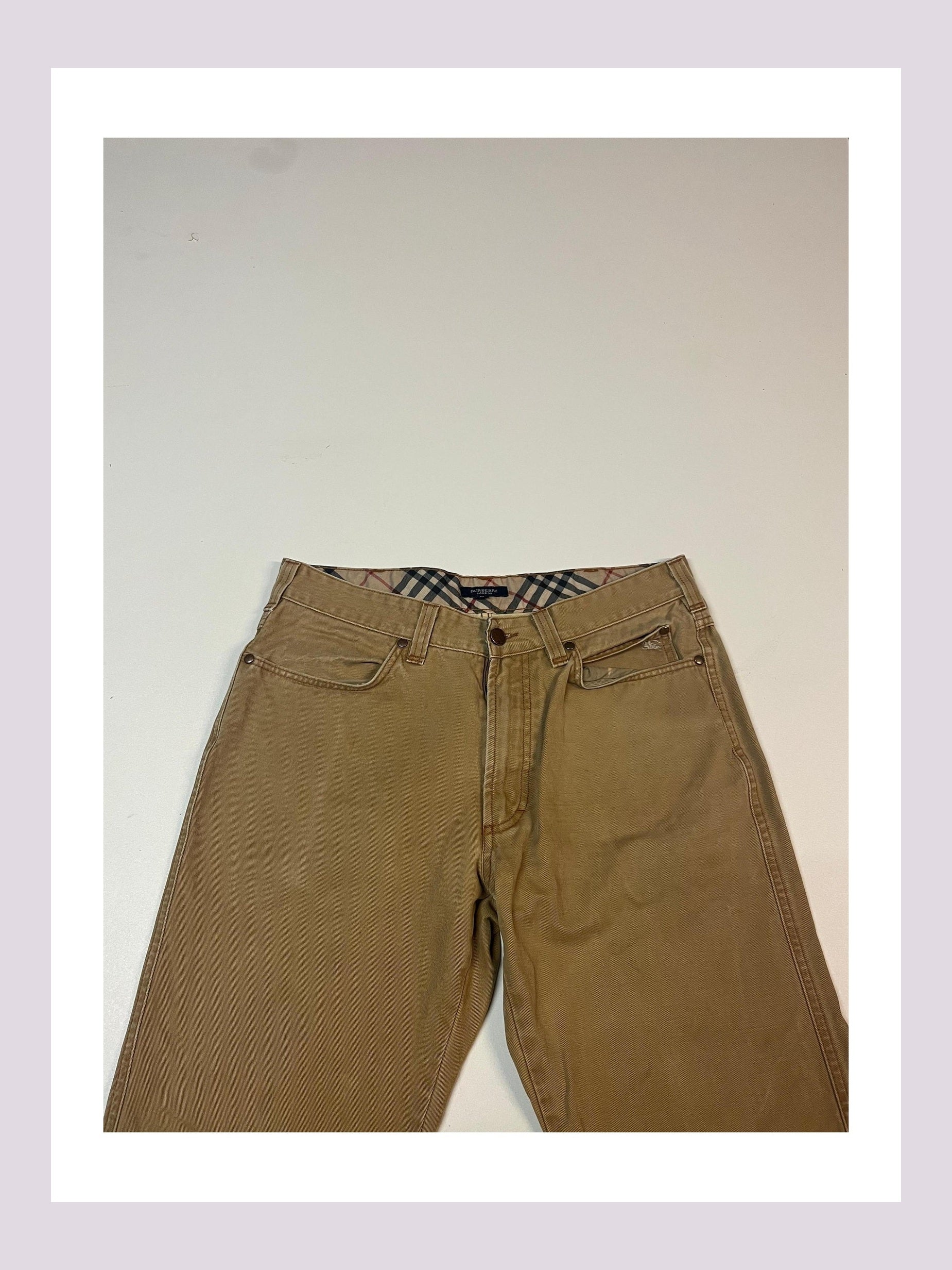 Entdecke unsere Vintage Track Pants von Nike und anderen Marken, erhältlich bei Valuxery.de - Dein Shop für trendige Vintage - Kleidung. Unsere Track Pants sind aus hochwertigen Materialien und