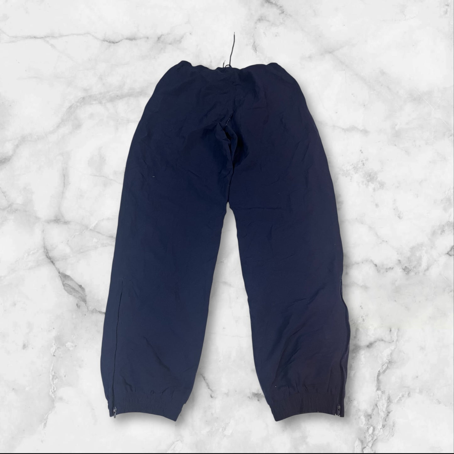 Entdecke unsere Vintage Track Pants von Nike und anderen Marken, erhältlich bei Valuxery.de - Dein Shop für trendige Vintage - Kleidung. Unsere Track Pants sind aus hochwertigen Materialien und
