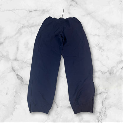 Entdecke unsere Vintage Track Pants von Nike und anderen Marken, erhältlich bei Valuxery.de - Dein Shop für trendige Vintage - Kleidung. Unsere Track Pants sind aus hochwertigen Materialien und