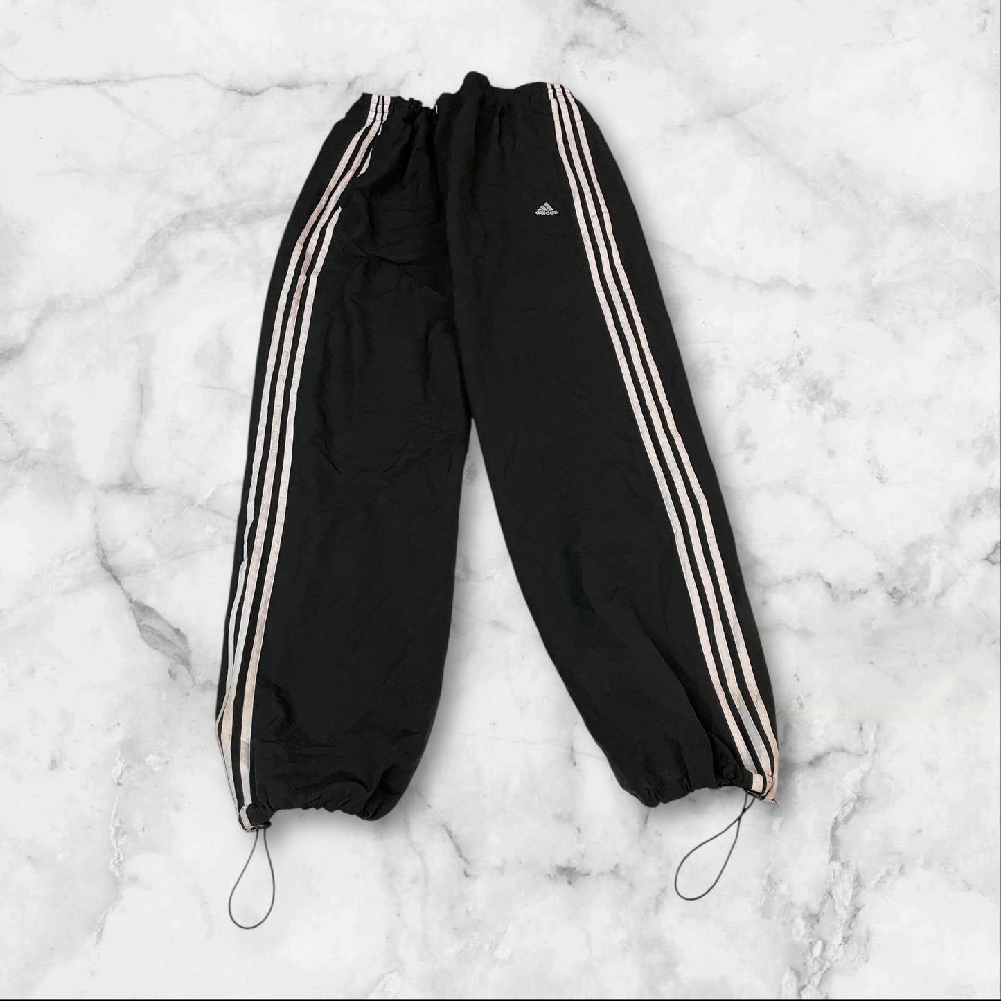 Entdecke unsere Vintage Track Pants von Nike und anderen Marken, erhältlich bei Valuxery.de - Dein Shop für trendige Vintage - Kleidung. Unsere Track Pants sind aus hochwertigen Materialien und