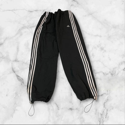 Entdecke unsere Vintage Track Pants von Nike und anderen Marken, erhältlich bei Valuxery.de - Dein Shop für trendige Vintage - Kleidung. Unsere Track Pants sind aus hochwertigen Materialien und