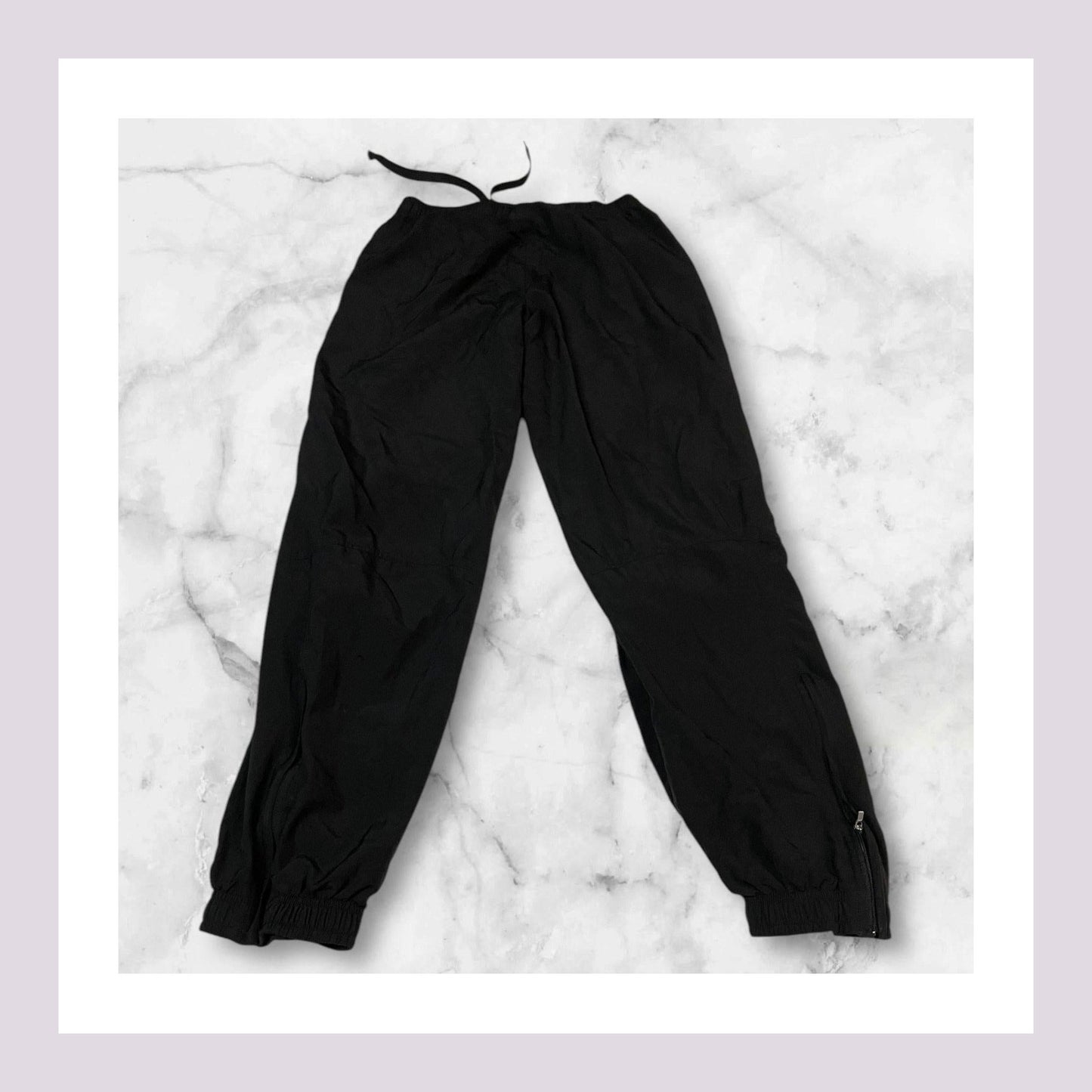 Entdecke unsere Vintage Track Pants von Nike und anderen Marken, erhältlich bei Valuxery.de - Dein Shop für trendige Vintage - Kleidung. Unsere Track Pants sind aus hochwertigen Materialien und