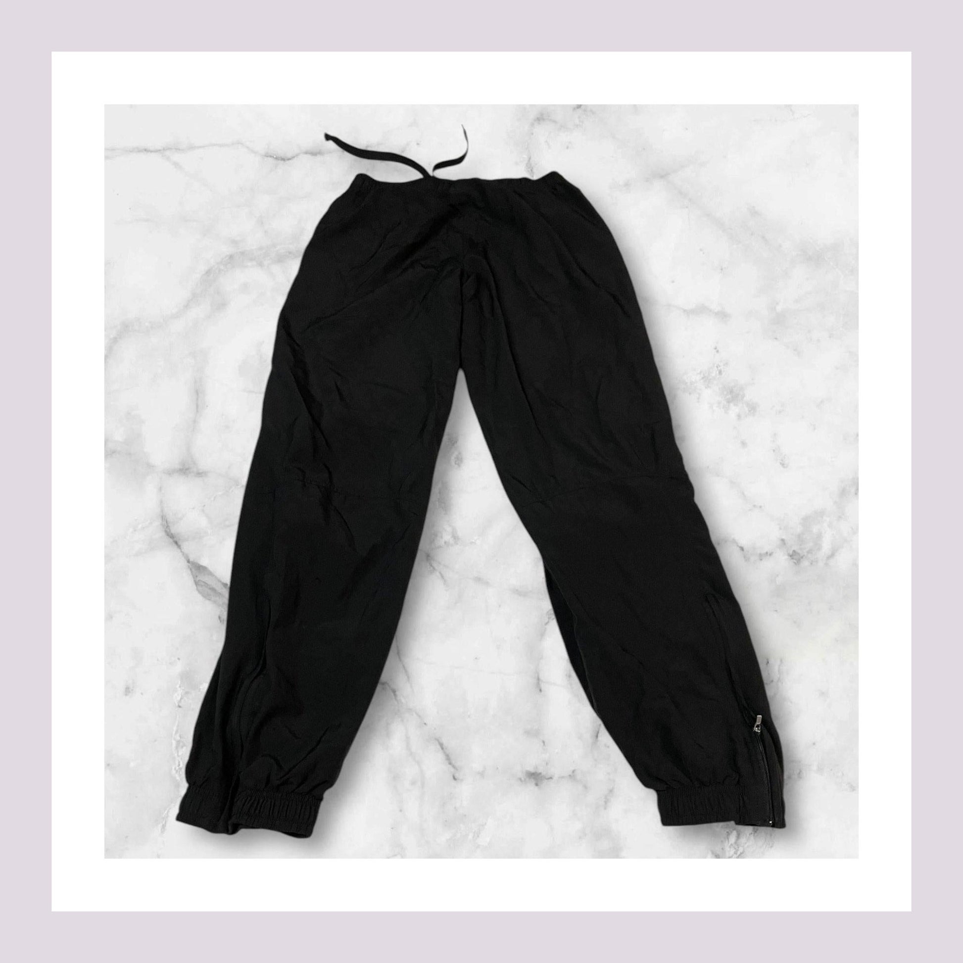 Entdecke unsere Vintage Track Pants von Nike und anderen Marken, erhältlich bei Valuxery.de - Dein Shop für trendige Vintage - Kleidung. Unsere Track Pants sind aus hochwertigen Materialien und