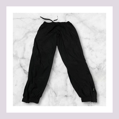 Entdecke unsere Vintage Track Pants von Nike und anderen Marken, erhältlich bei Valuxery.de - Dein Shop für trendige Vintage - Kleidung. Unsere Track Pants sind aus hochwertigen Materialien und