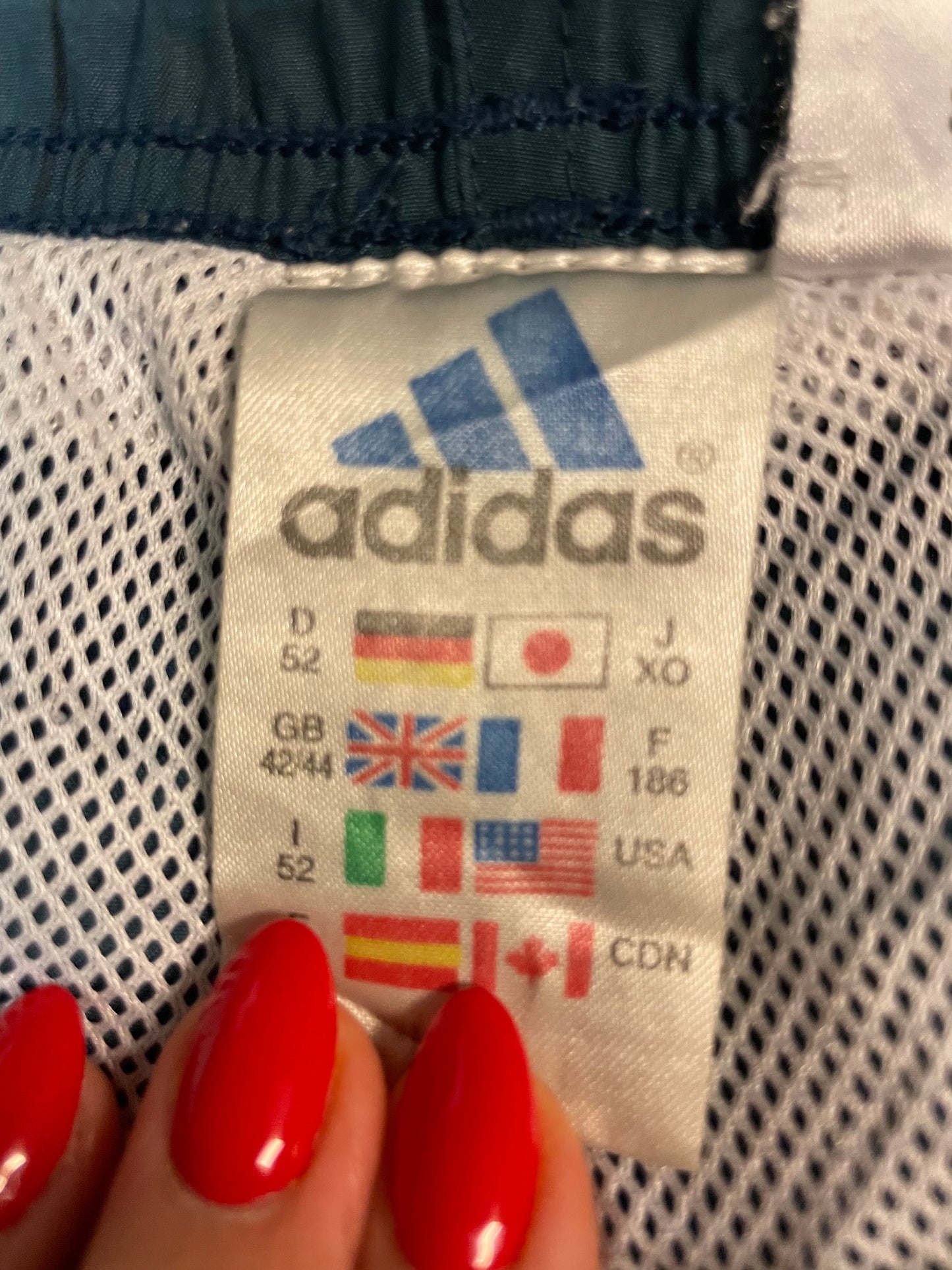 Entdecke unsere Vintage Track Pants von Nike und anderen Marken, erhältlich bei Valuxery.de - Dein Shop für trendige Vintage - Kleidung. Unsere Track Pants sind aus hochwertigen Materialien und