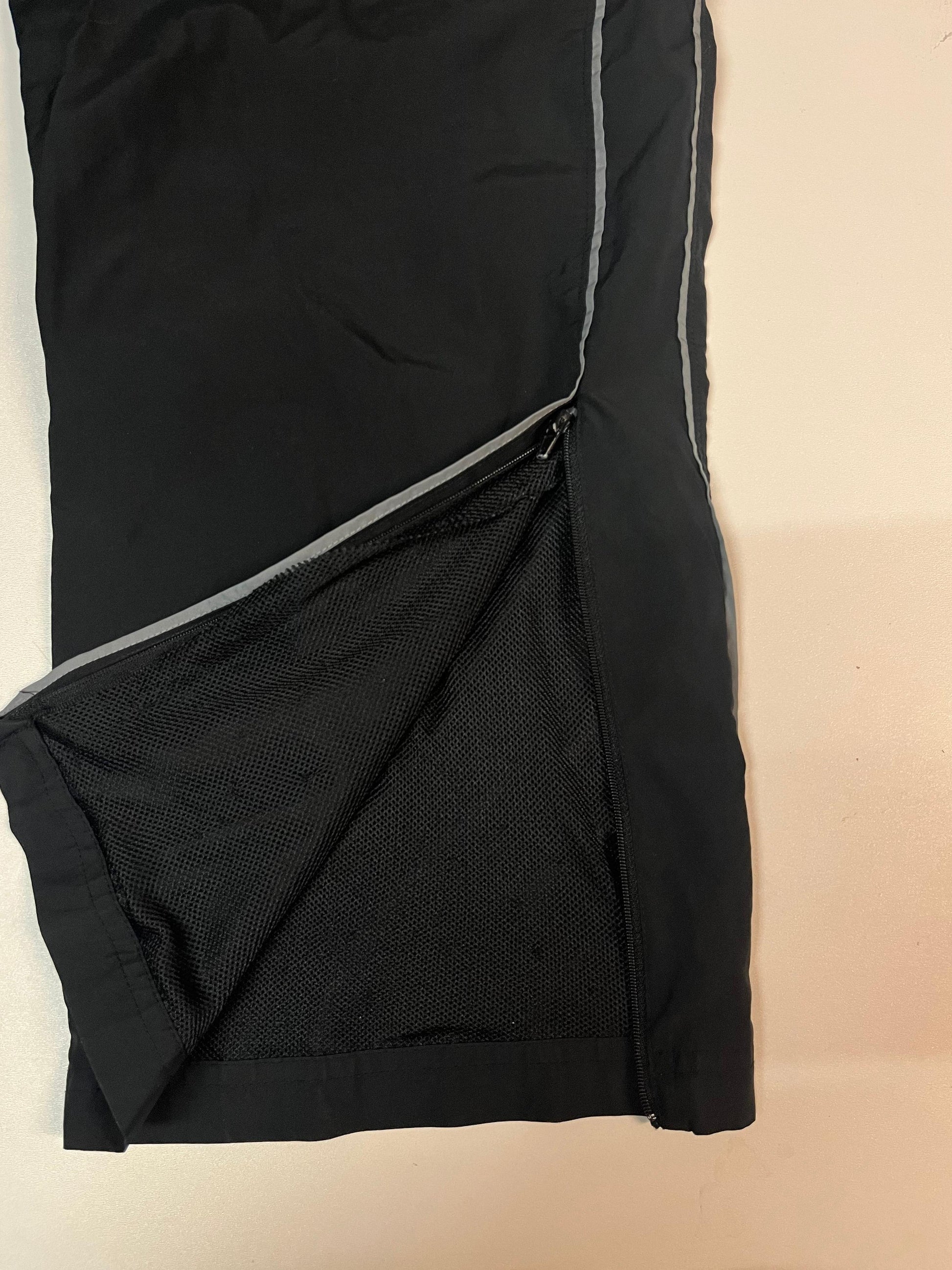 Entdecke unsere Vintage Track Pants von Nike und anderen Marken, erhältlich bei Valuxery.de - Dein Shop für trendige Vintage - Kleidung. Unsere Track Pants sind aus hochwertigen Materialien und