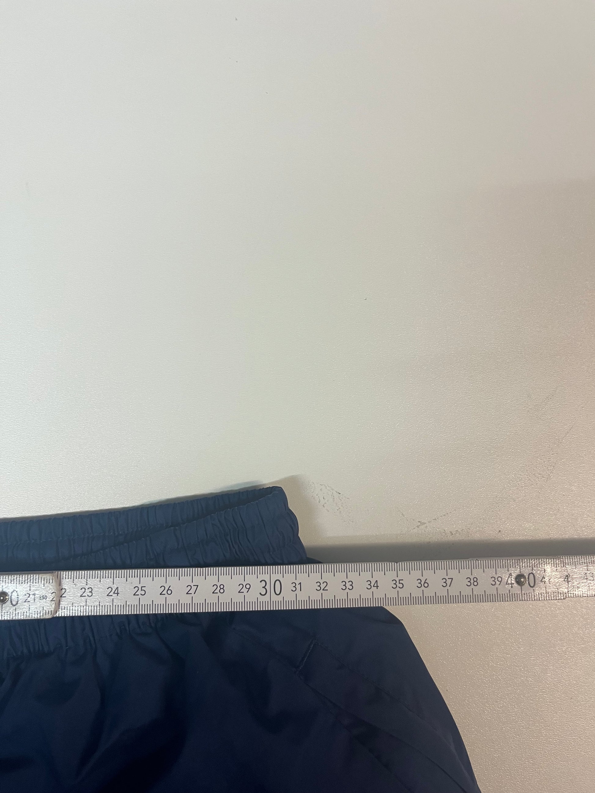 Entdecke unsere Vintage Track Pants von Nike und anderen Marken, erhältlich bei Valuxery.de - Dein Shop für trendige Vintage - Kleidung. Unsere Track Pants sind aus hochwertigen Materialien und