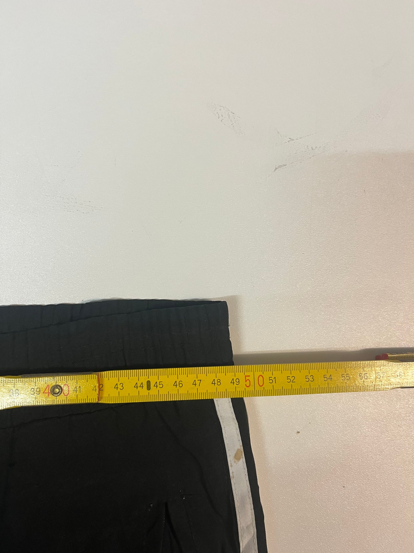 Entdecke unsere Vintage Track Pants von Nike und anderen Marken, erhältlich bei Valuxery.de - Dein Shop für trendige Vintage - Kleidung. Unsere Track Pants sind aus hochwertigen Materialien und