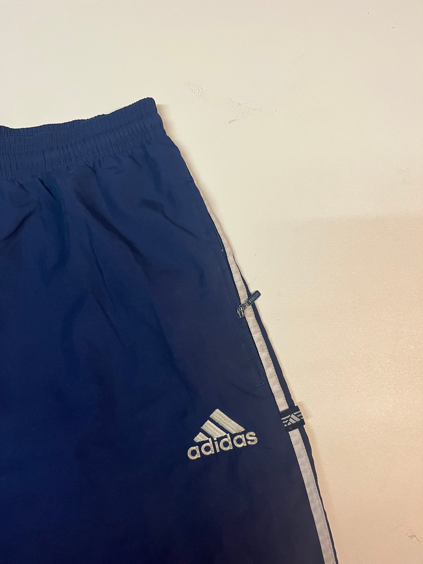 Entdecke unsere Vintage Track Pants von Nike und anderen Marken, erhältlich bei Valuxery.de - Dein Shop für trendige Vintage - Kleidung. Unsere Track Pants sind aus hochwertigen Materialien und