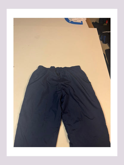 Entdecke unsere Vintage Track Pants von Nike und anderen Marken, erhältlich bei Valuxery.de - Dein Shop für trendige Vintage - Kleidung. Unsere Track Pants sind aus hochwertigen Materialien und