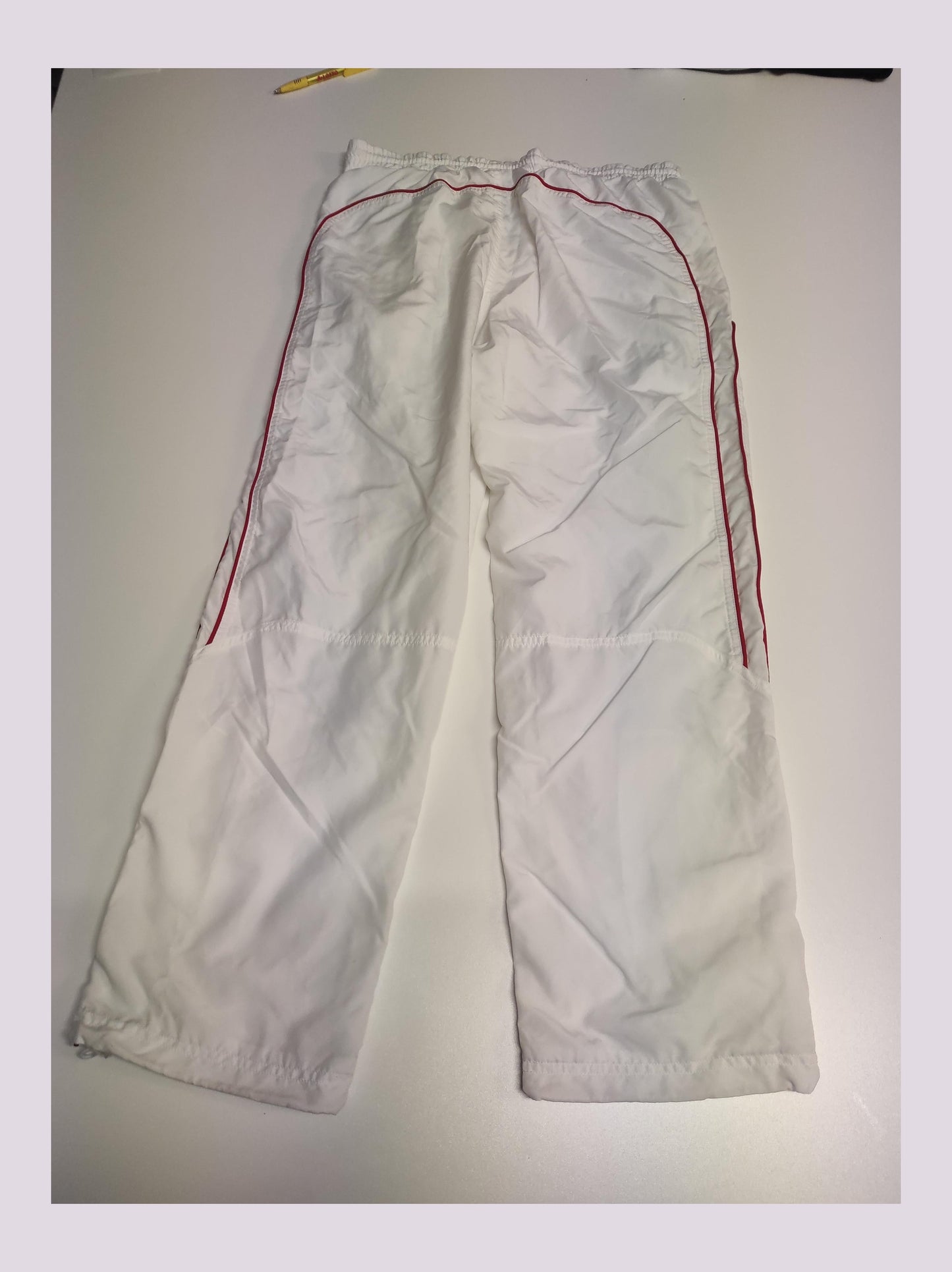 Entdecke unsere Vintage Track Pants von Nike und anderen Marken, erhältlich bei Valuxery.de - Dein Shop für trendige Vintage - Kleidung. Unsere Track Pants sind aus hochwertigen Materialien und