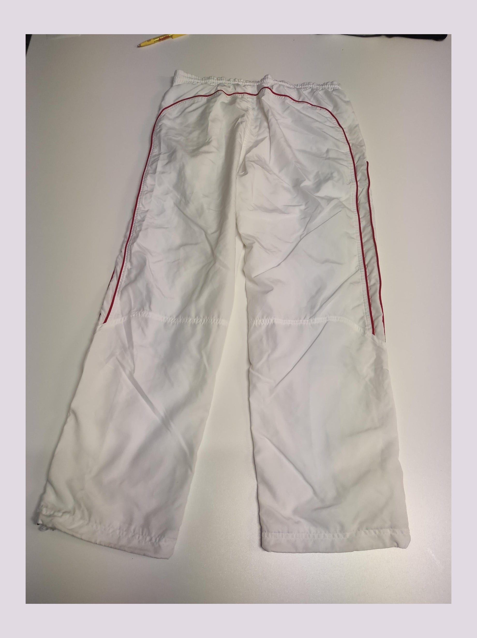 Entdecke unsere Vintage Track Pants von Nike und anderen Marken, erhältlich bei Valuxery.de - Dein Shop für trendige Vintage - Kleidung. Unsere Track Pants sind aus hochwertigen Materialien und