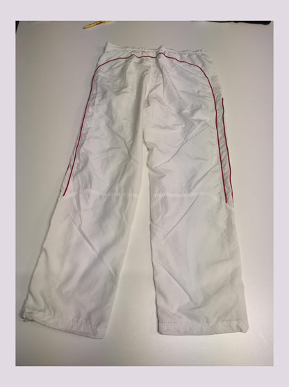 Entdecke unsere Vintage Track Pants von Nike und anderen Marken, erhältlich bei Valuxery.de - Dein Shop für trendige Vintage - Kleidung. Unsere Track Pants sind aus hochwertigen Materialien und