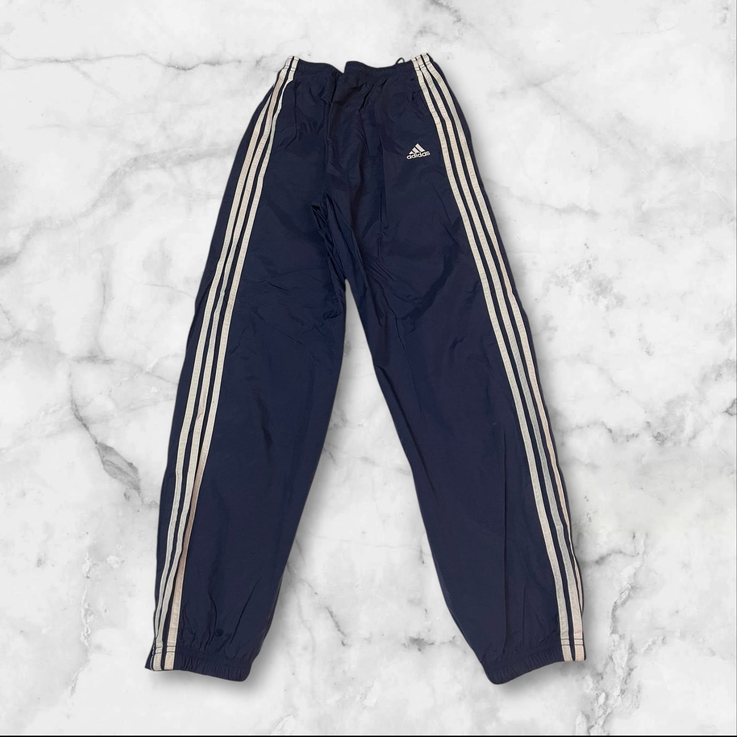 Entdecke unsere Vintage Track Pants von Nike und anderen Marken, erhältlich bei Valuxery.de - Dein Shop für trendige Vintage - Kleidung. Unsere Track Pants sind aus hochwertigen Materialien und