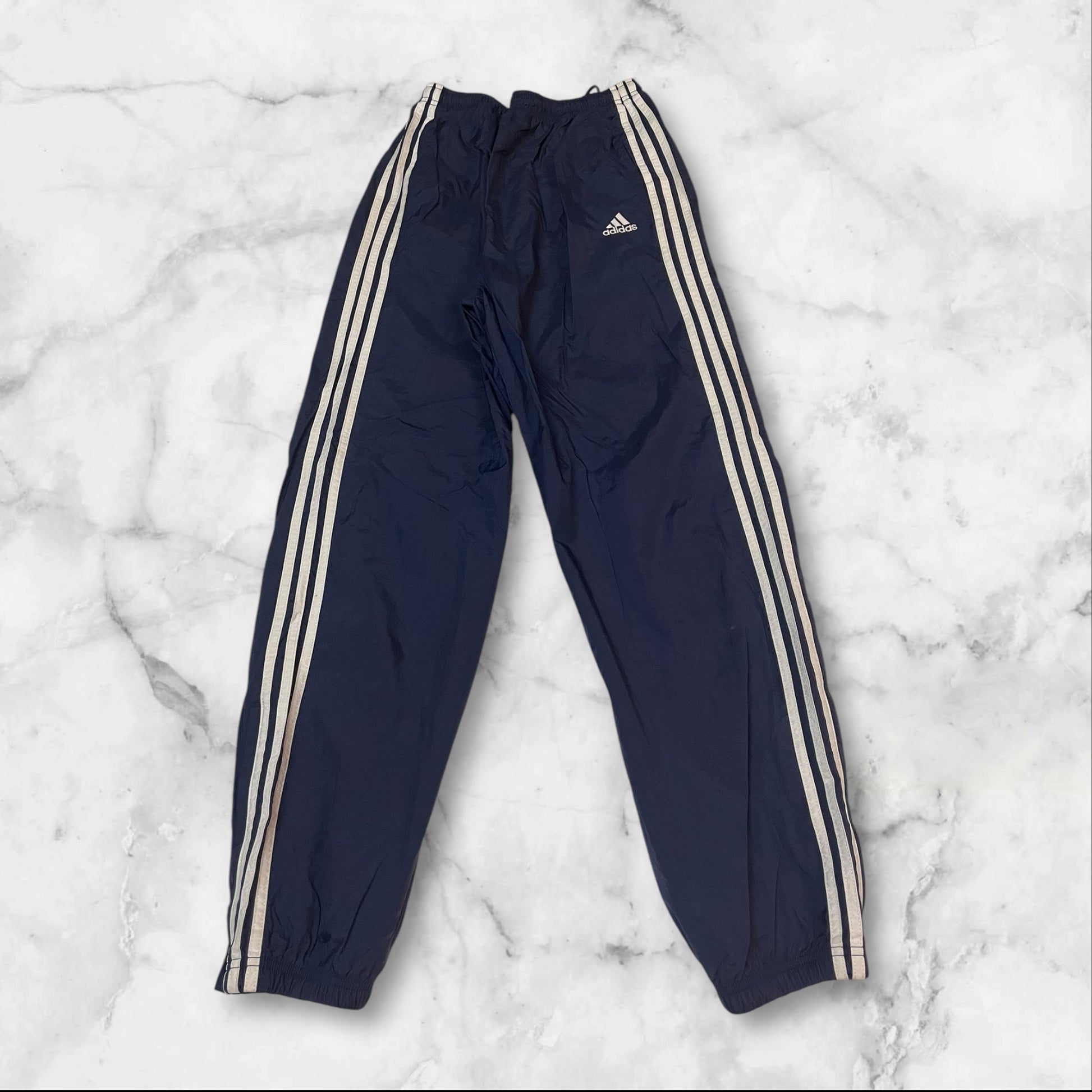 Entdecke unsere Vintage Track Pants von Nike und anderen Marken, erhältlich bei Valuxery.de - Dein Shop für trendige Vintage - Kleidung. Unsere Track Pants sind aus hochwertigen Materialien und