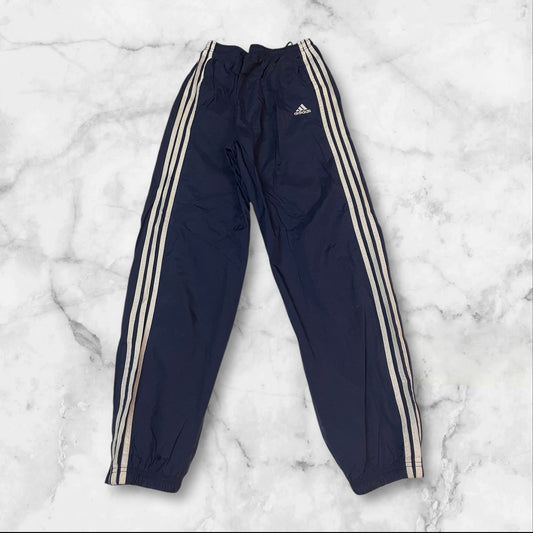 Entdecke unsere Vintage Track Pants von Nike und anderen Marken, erhältlich bei Valuxery.de - Dein Shop für trendige Vintage - Kleidung. Unsere Track Pants sind aus hochwertigen Materialien und