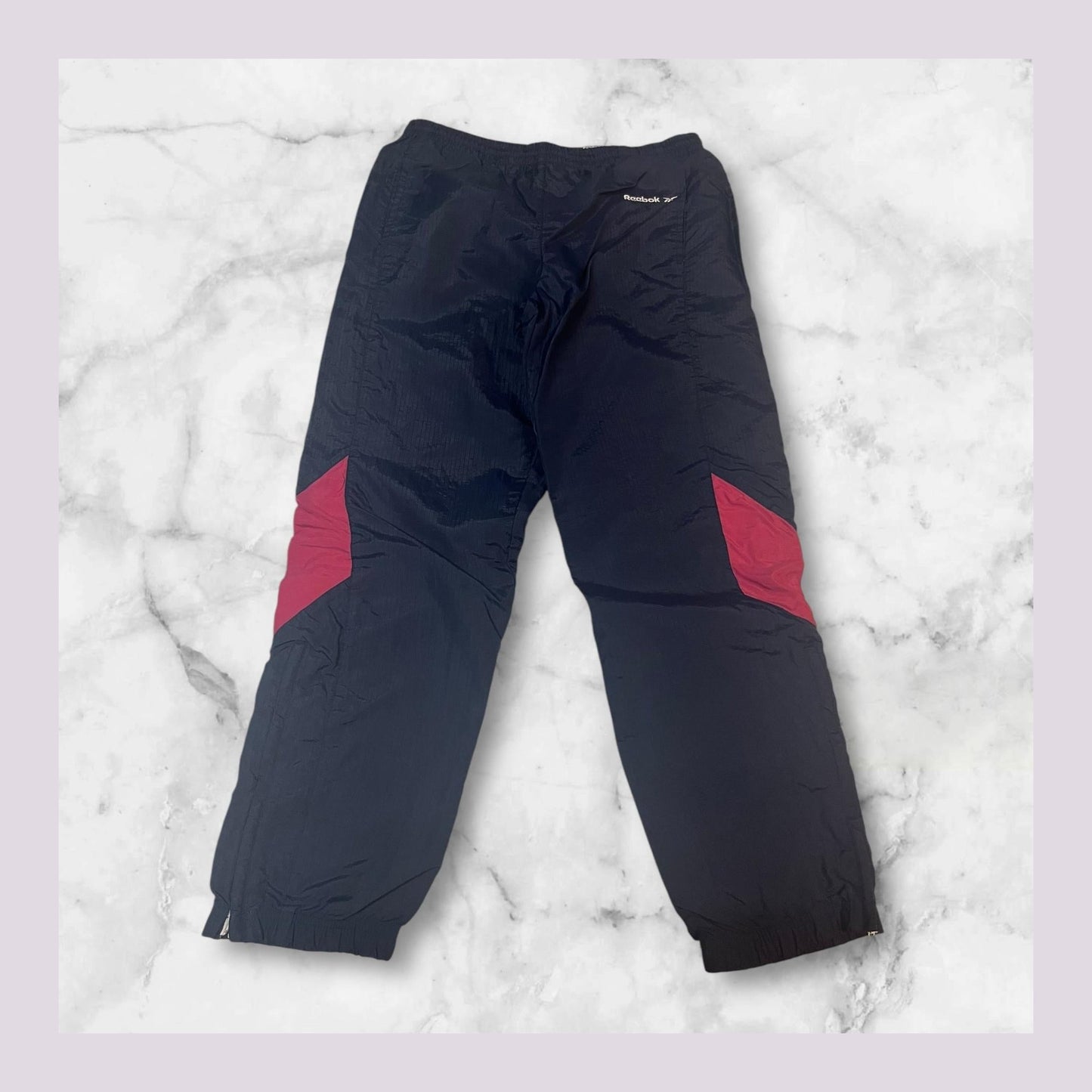 Entdecke unsere Vintage Track Pants von Nike und anderen Marken, erhältlich bei Valuxery.de - Dein Shop für trendige Vintage - Kleidung. Unsere Track Pants sind aus hochwertigen Materialien und