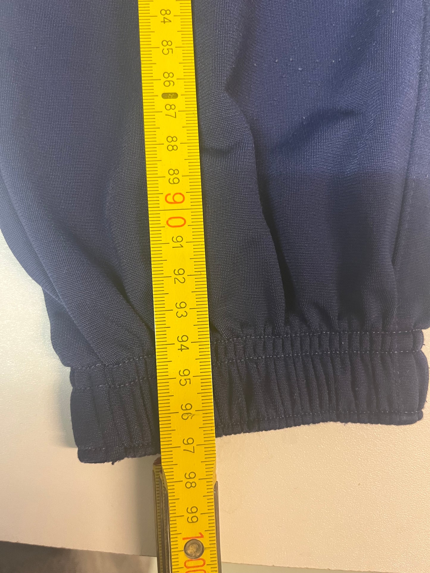 Entdecke unsere Vintage Track Pants von Nike und anderen Marken, erhältlich bei Valuxery.de - Dein Shop für trendige Vintage - Kleidung. Unsere Track Pants sind aus hochwertigen Materialien und