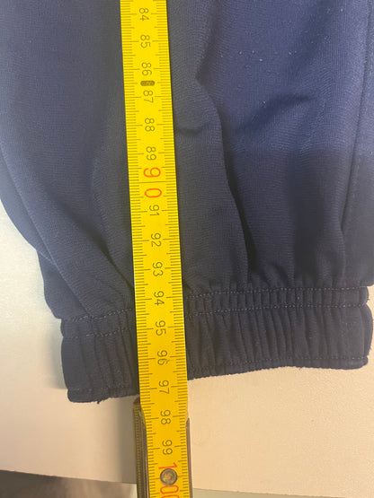 Entdecke unsere Vintage Track Pants von Nike und anderen Marken, erhältlich bei Valuxery.de - Dein Shop für trendige Vintage - Kleidung. Unsere Track Pants sind aus hochwertigen Materialien und