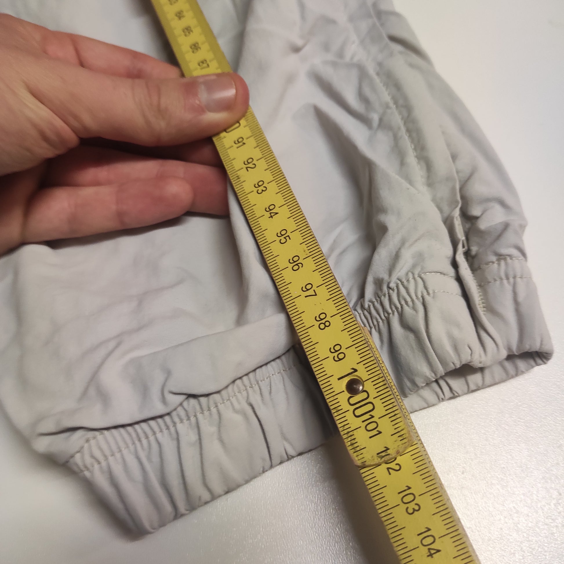 Entdecke unsere Vintage Track Pants von Nike und anderen Marken, erhältlich bei Valuxery.de - Dein Shop für trendige Vintage - Kleidung. Unsere Track Pants sind aus hochwertigen Materialien und