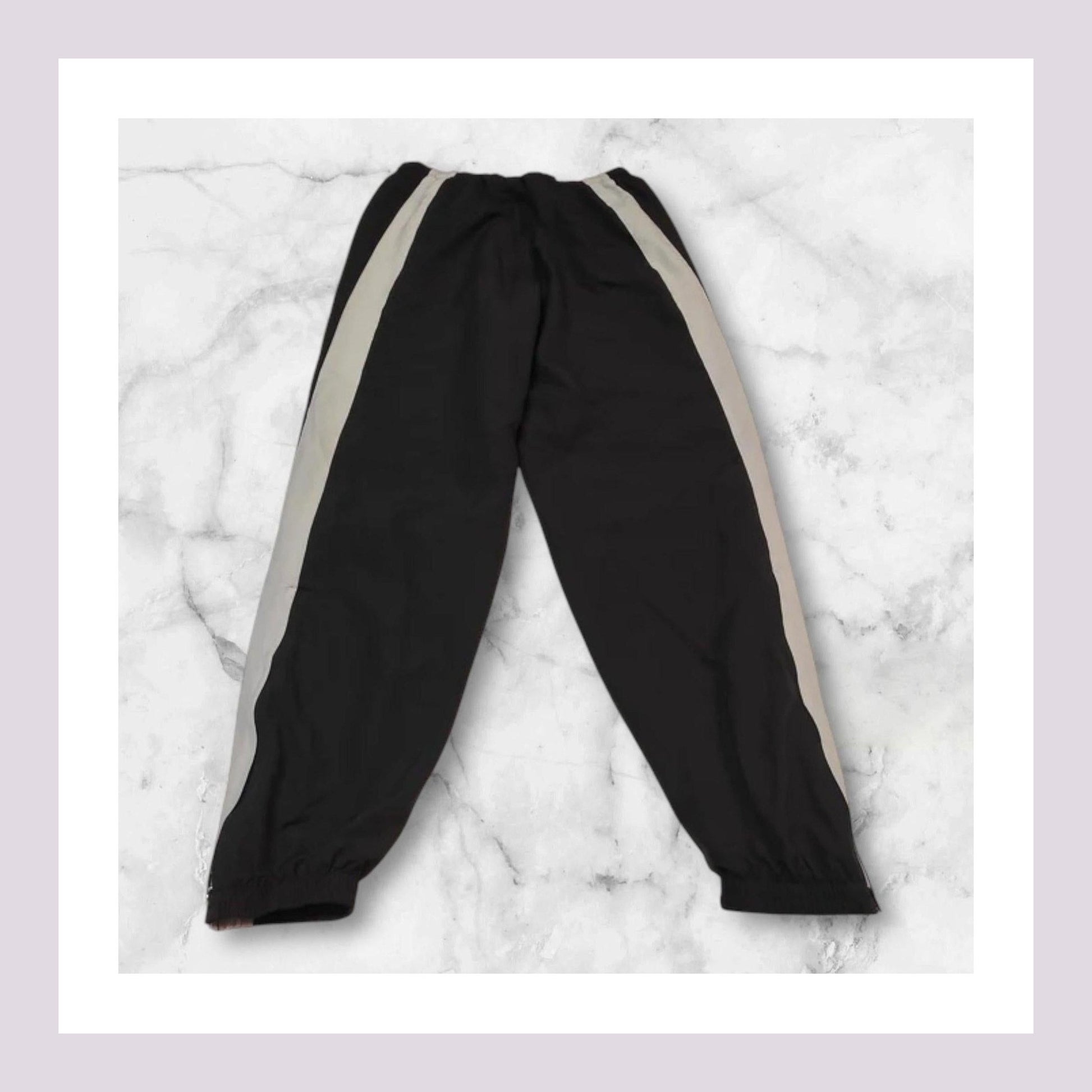 Entdecke unsere Vintage Track Pants von Nike und anderen Marken, erhältlich bei Valuxery.de - Dein Shop für trendige Vintage - Kleidung. Unsere Track Pants sind aus hochwertigen Materialien und