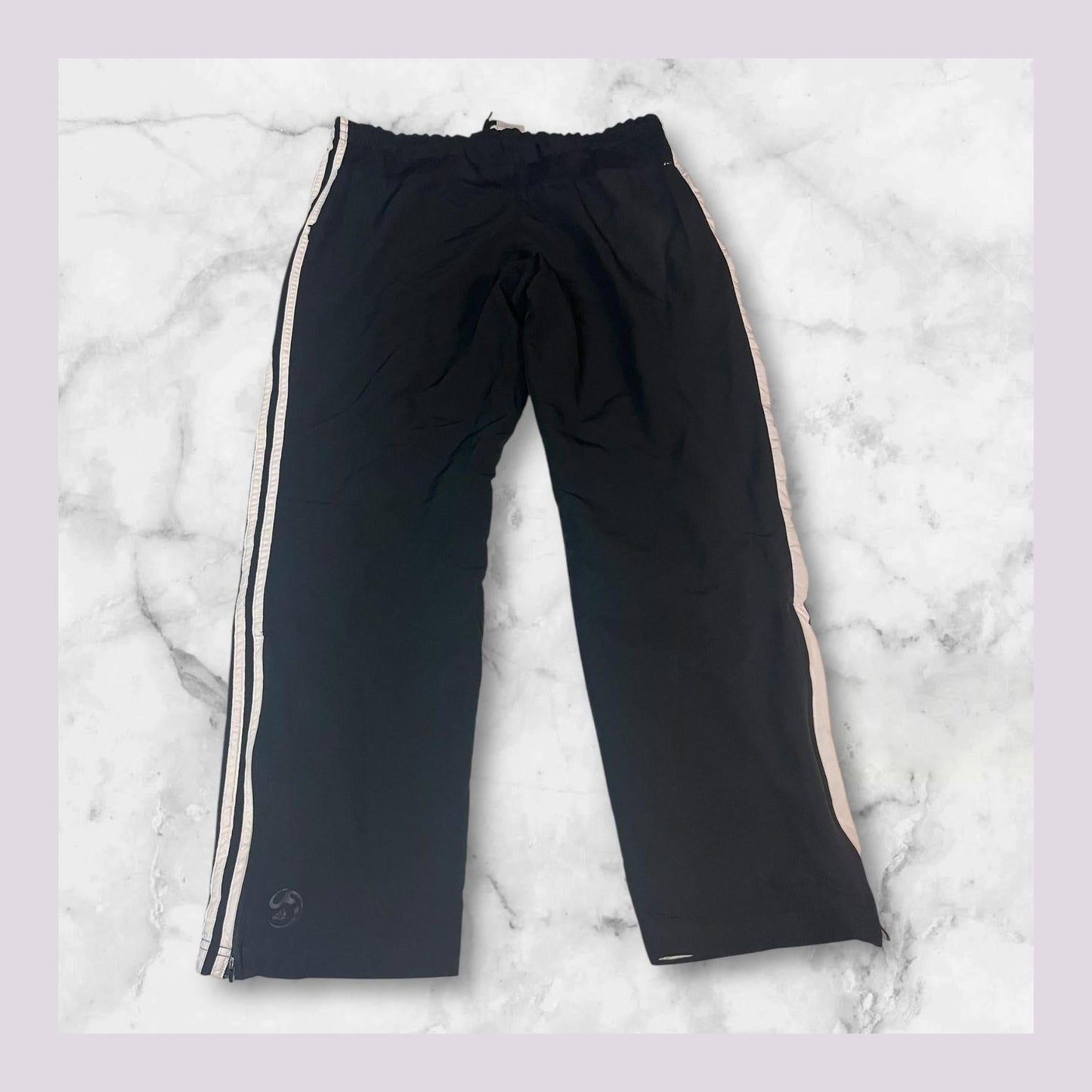 Entdecke unsere Vintage Track Pants von Nike und anderen Marken, erhältlich bei Valuxery.de - Dein Shop für trendige Vintage - Kleidung. Unsere Track Pants sind aus hochwertigen Materialien und