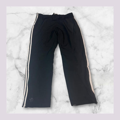 Entdecke unsere Vintage Track Pants von Nike und anderen Marken, erhältlich bei Valuxery.de - Dein Shop für trendige Vintage - Kleidung. Unsere Track Pants sind aus hochwertigen Materialien und