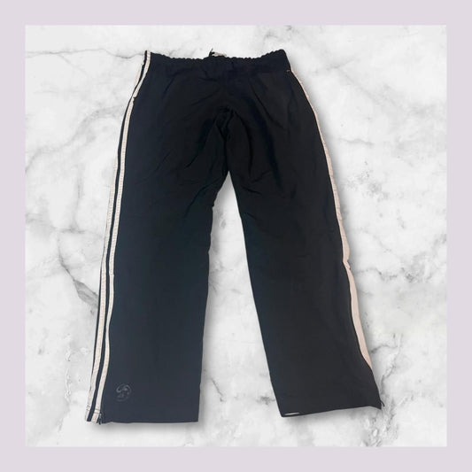 Entdecke unsere Vintage Track Pants von Nike und anderen Marken, erhältlich bei Valuxery.de - Dein Shop für trendige Vintage - Kleidung. Unsere Track Pants sind aus hochwertigen Materialien und