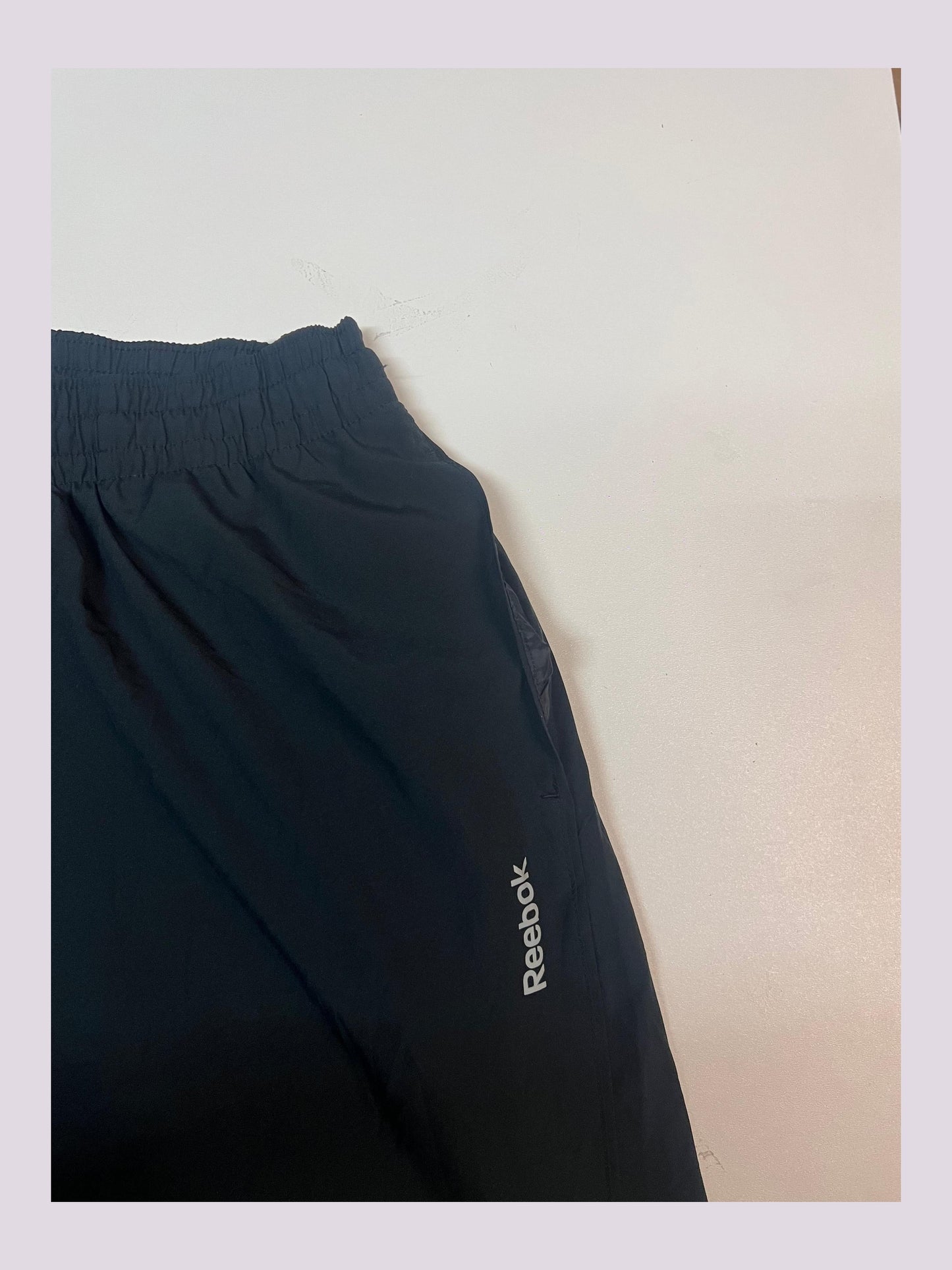 Entdecke unsere Vintage Track Pants von Nike und anderen Marken, erhältlich bei Valuxery.de - Dein Shop für trendige Vintage - Kleidung. Unsere Track Pants sind aus hochwertigen Materialien und