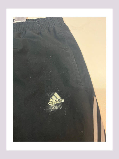 Entdecke unsere Vintage Track Pants von Nike und anderen Marken, erhältlich bei Valuxery.de - Dein Shop für trendige Vintage - Kleidung. Unsere Track Pants sind aus hochwertigen Materialien und
