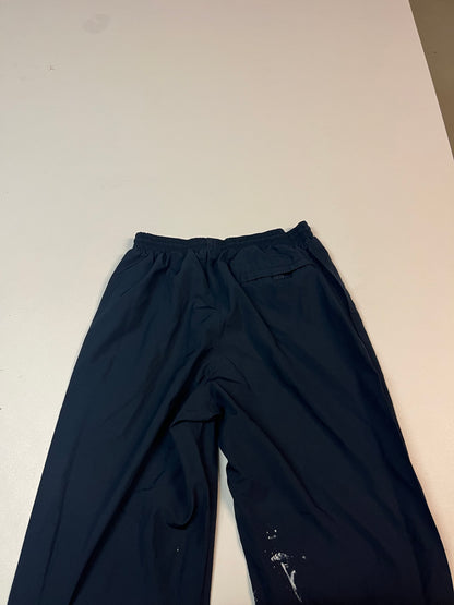 Entdecke unsere Vintage Track Pants von Nike und anderen Marken, erhältlich bei Valuxery.de - Dein Shop für trendige Vintage - Kleidung. Unsere Track Pants sind aus hochwertigen Materialien und