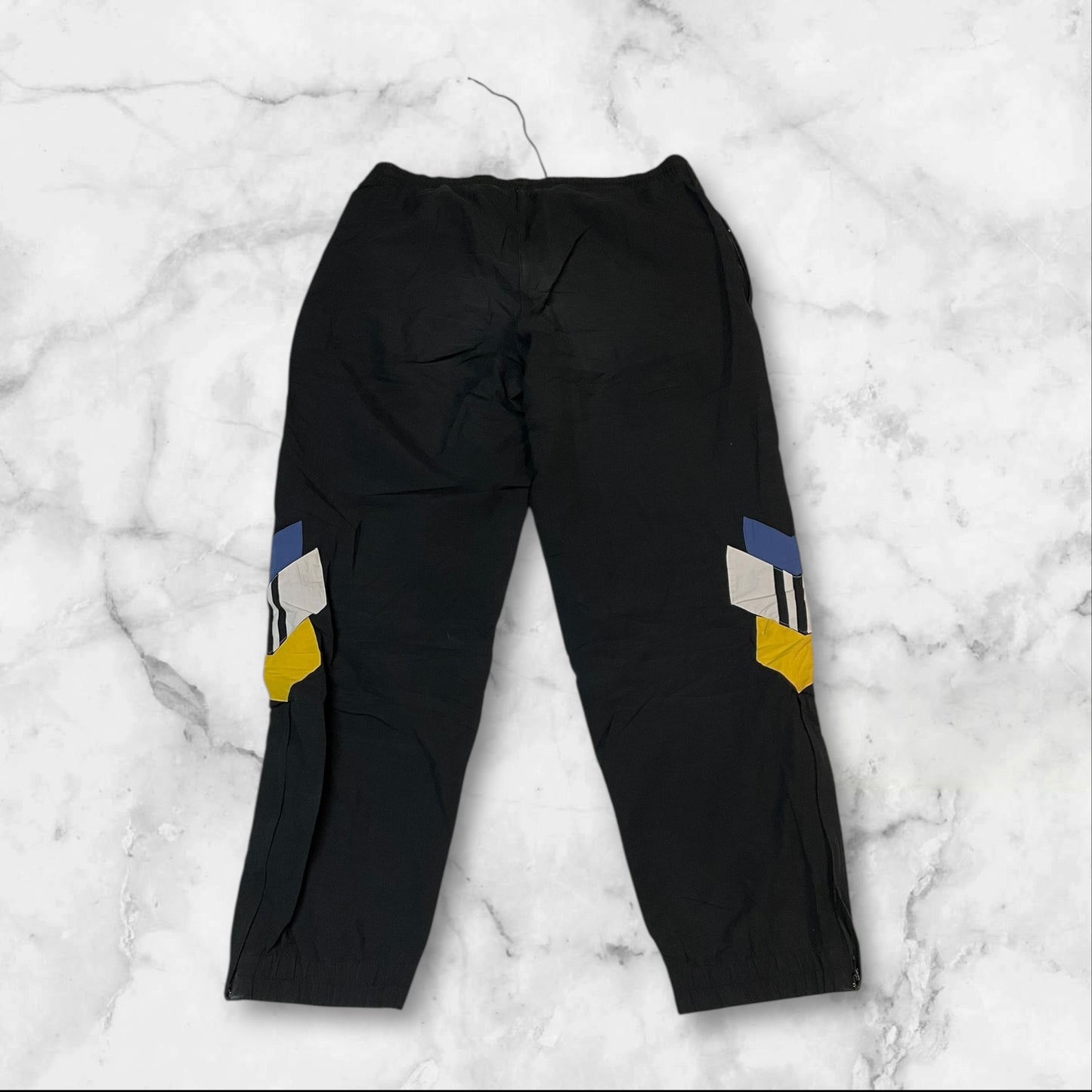 Entdecke unsere Vintage Track Pants von Nike und anderen Marken, erhältlich bei Valuxery.de - Dein Shop für trendige Vintage - Kleidung. Unsere Track Pants sind aus hochwertigen Materialien und
