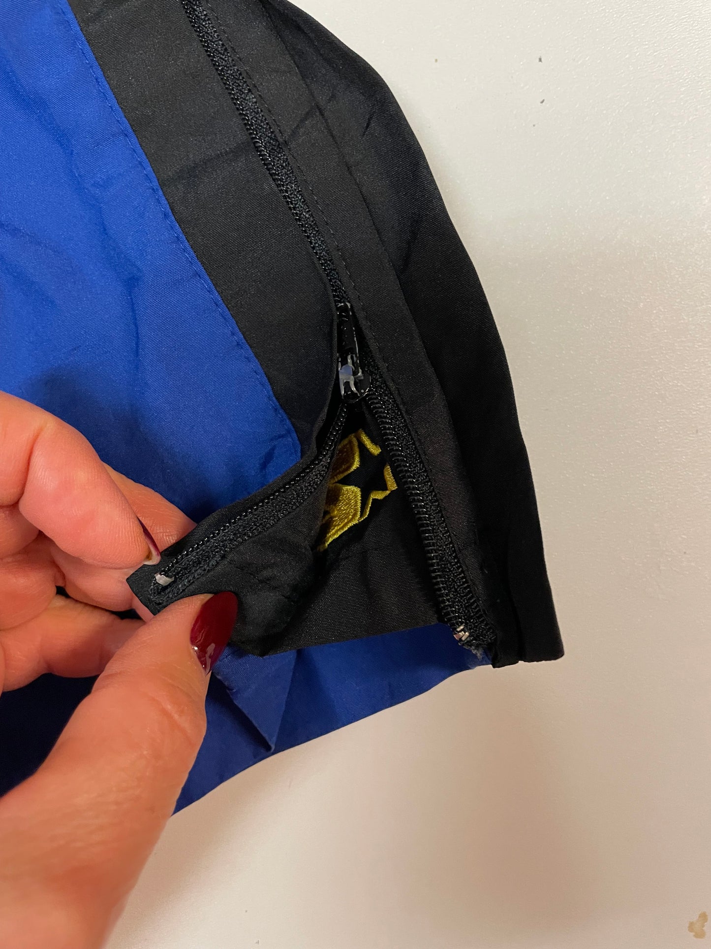 Entdecke unsere Vintage Track Pants von Nike und anderen Marken, erhältlich bei Valuxery.de - Dein Shop für trendige Vintage - Kleidung. Unsere Track Pants sind aus hochwertigen Materialien und