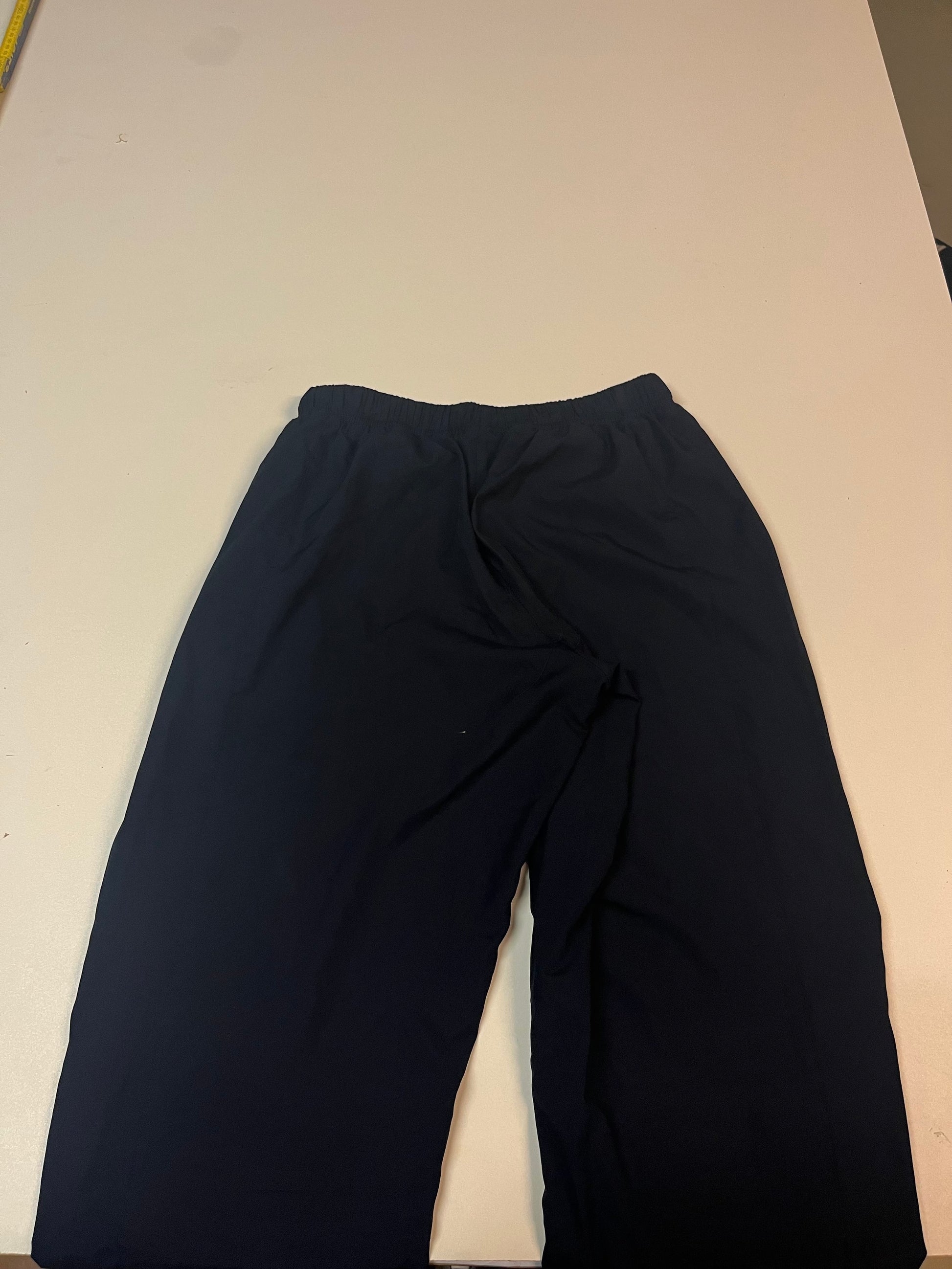 Entdecke unsere Vintage Track Pants von Nike und anderen Marken, erhältlich bei Valuxery.de - Dein Shop für trendige Vintage - Kleidung. Unsere Track Pants sind aus hochwertigen Materialien und