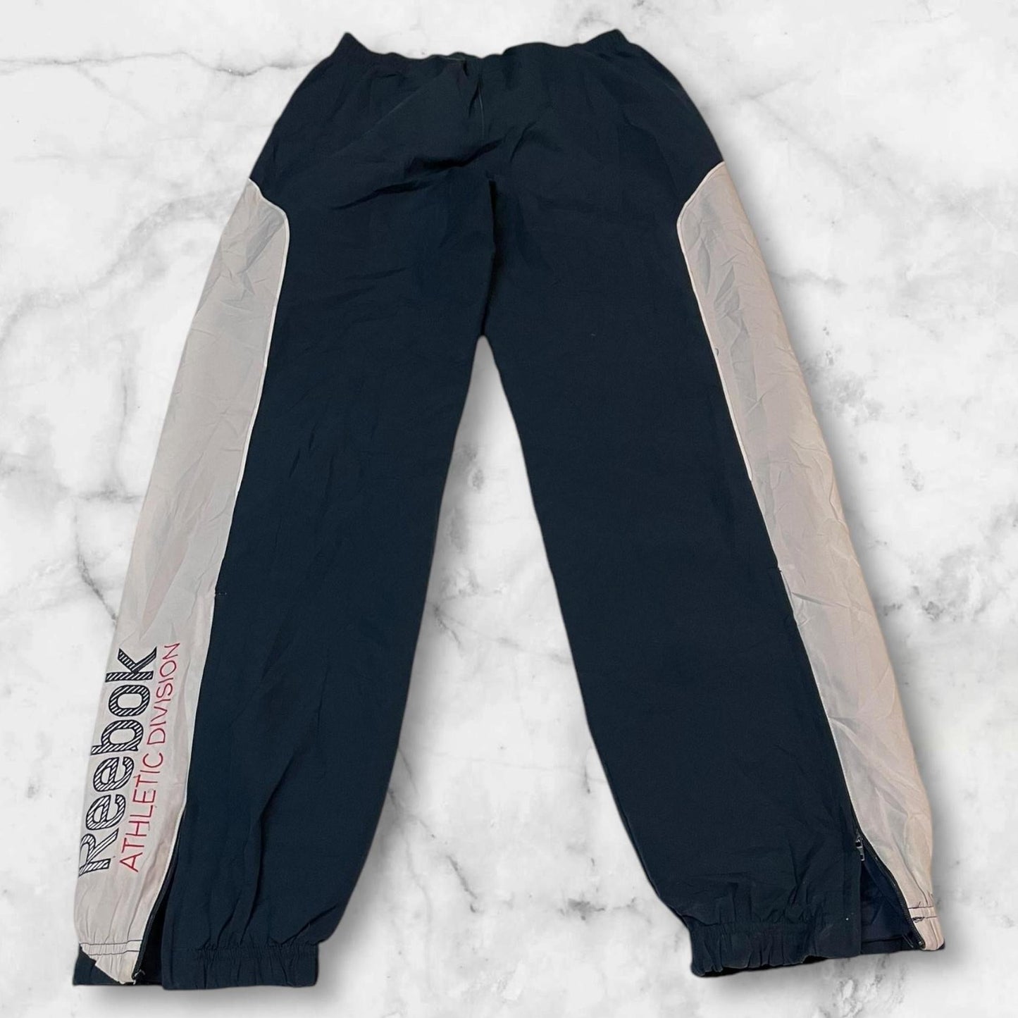 Entdecke unsere Vintage Track Pants von Nike und anderen Marken, erhältlich bei Valuxery.de - Dein Shop für trendige Vintage - Kleidung. Unsere Track Pants sind aus hochwertigen Materialien und