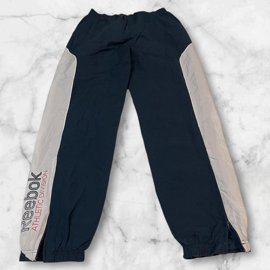 Entdecke unsere Vintage Track Pants von Nike und anderen Marken, erhältlich bei Valuxery.de - Dein Shop für trendige Vintage - Kleidung. Unsere Track Pants sind aus hochwertigen Materialien und