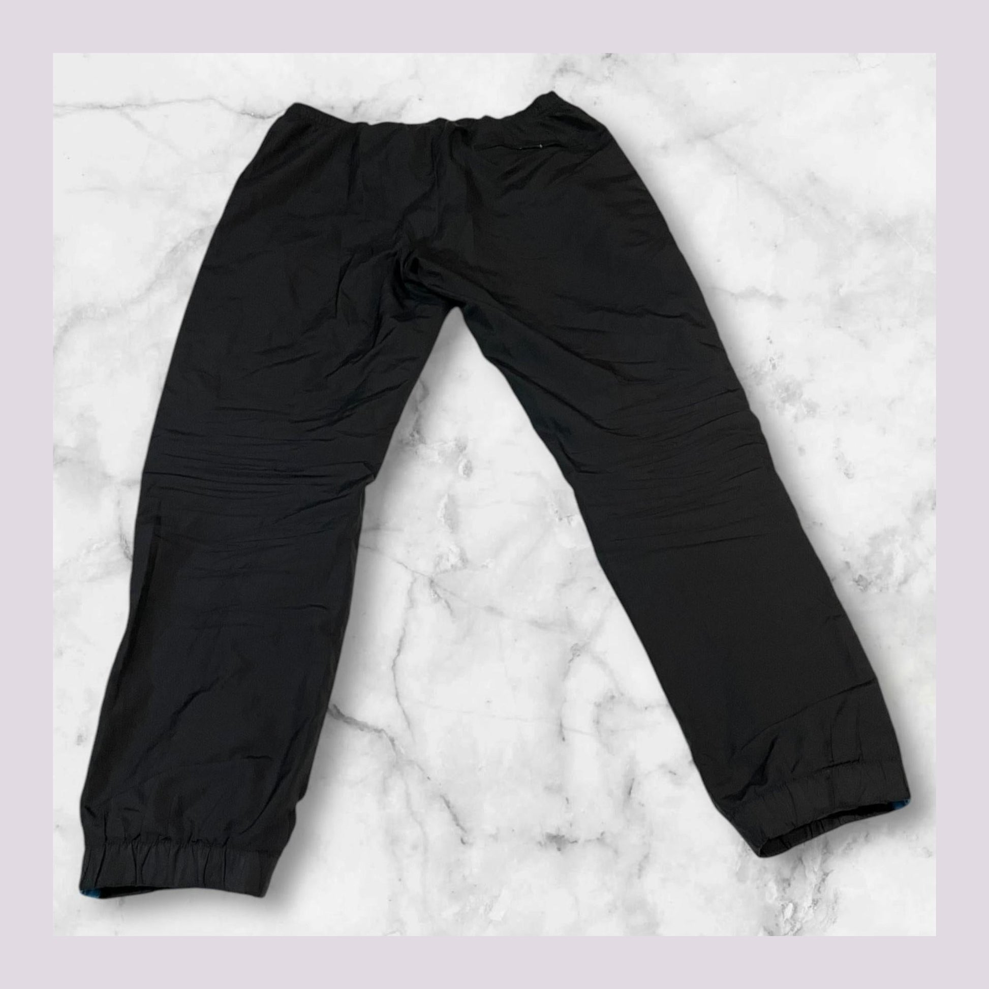 Entdecke unsere Vintage Track Pants von Nike und anderen Marken, erhältlich bei Valuxery.de - Dein Shop für trendige Vintage - Kleidung. Unsere Track Pants sind aus hochwertigen Materialien und