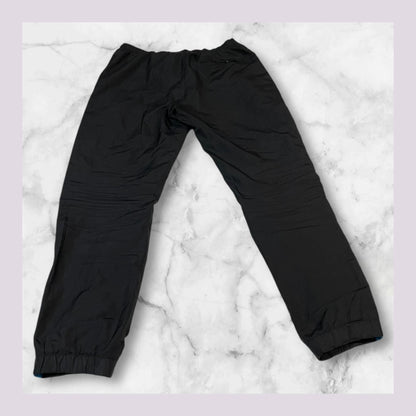 Entdecke unsere Vintage Track Pants von Nike und anderen Marken, erhältlich bei Valuxery.de - Dein Shop für trendige Vintage - Kleidung. Unsere Track Pants sind aus hochwertigen Materialien und
