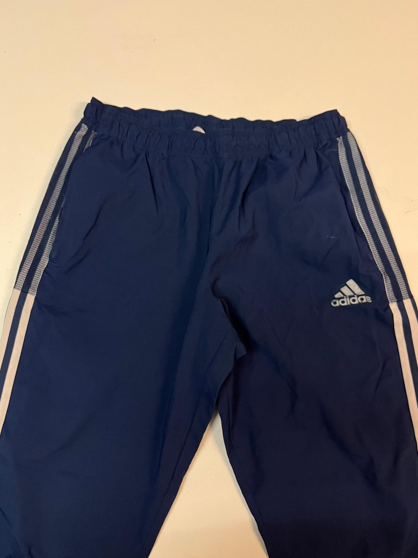 Entdecke unsere Vintage Track Pants von Nike und anderen Marken, erhältlich bei Valuxery.de - Dein Shop für trendige Vintage - Kleidung. Unsere Track Pants sind aus hochwertigen Materialien und