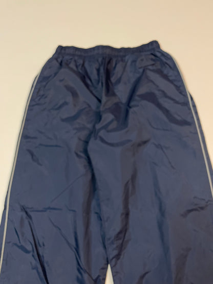 Entdecke unsere Vintage Track Pants von Nike und anderen Marken, erhältlich bei Valuxery.de - Dein Shop für trendige Vintage - Kleidung. Unsere Track Pants sind aus hochwertigen Materialien und