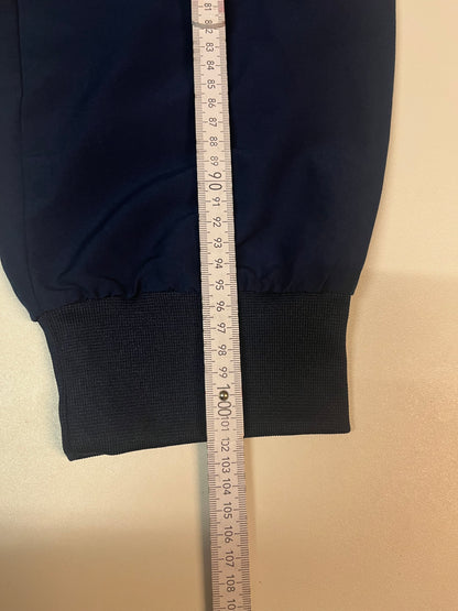 Entdecke unsere Vintage Track Pants von Nike und anderen Marken, erhältlich bei Valuxery.de - Dein Shop für trendige Vintage - Kleidung. Unsere Track Pants sind aus hochwertigen Materialien und