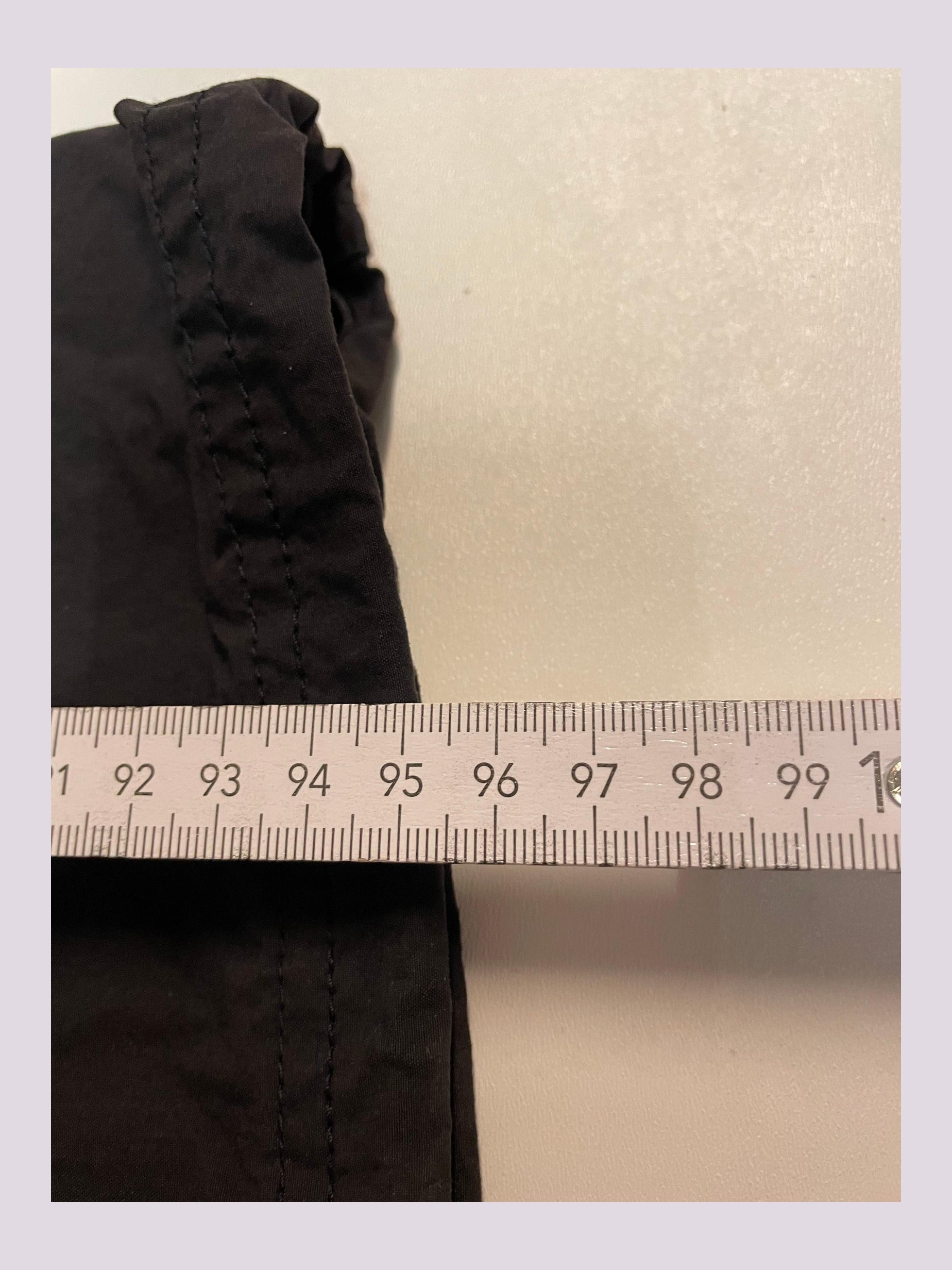 Entdecke unsere Vintage Track Pants von Nike und anderen Marken, erhältlich bei Valuxery.de - Dein Shop für trendige Vintage - Kleidung. Unsere Track Pants sind aus hochwertigen Materialien und