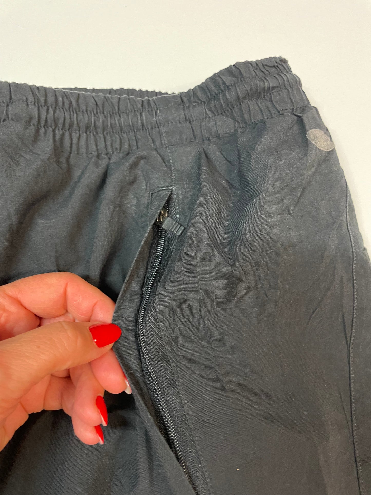 Entdecke unsere Vintage Track Pants von Nike und anderen Marken, erhältlich bei Valuxery.de - Dein Shop für trendige Vintage - Kleidung. Unsere Track Pants sind aus hochwertigen Materialien und