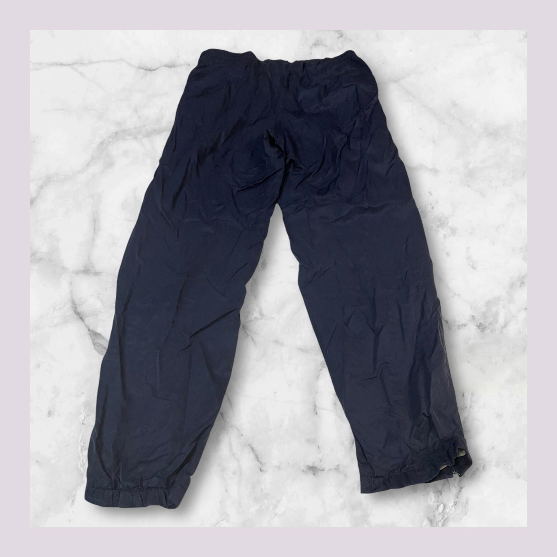 Entdecke unsere Vintage Track Pants von Nike und anderen Marken, erhältlich bei Valuxery.de - Dein Shop für trendige Vintage - Kleidung. Unsere Track Pants sind aus hochwertigen Materialien und